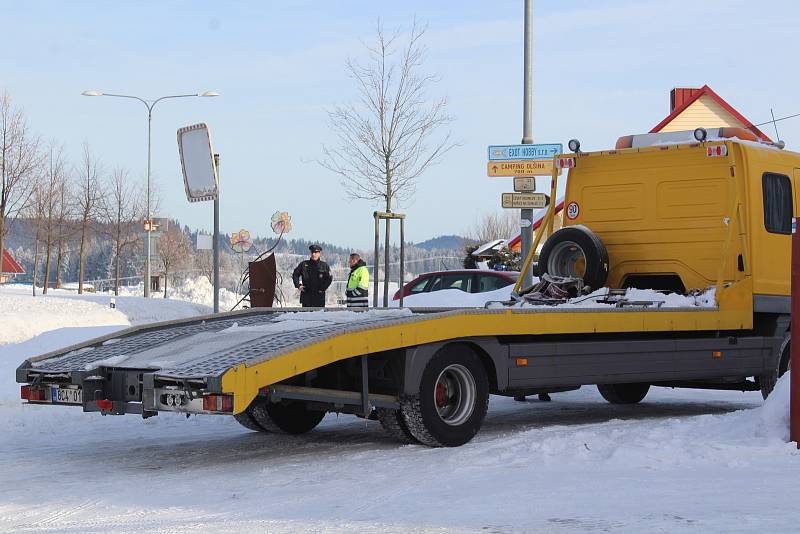 Osobní auto narazilo ve čtvrtek 7. února ráno do domu v Černé v Pošumaví.