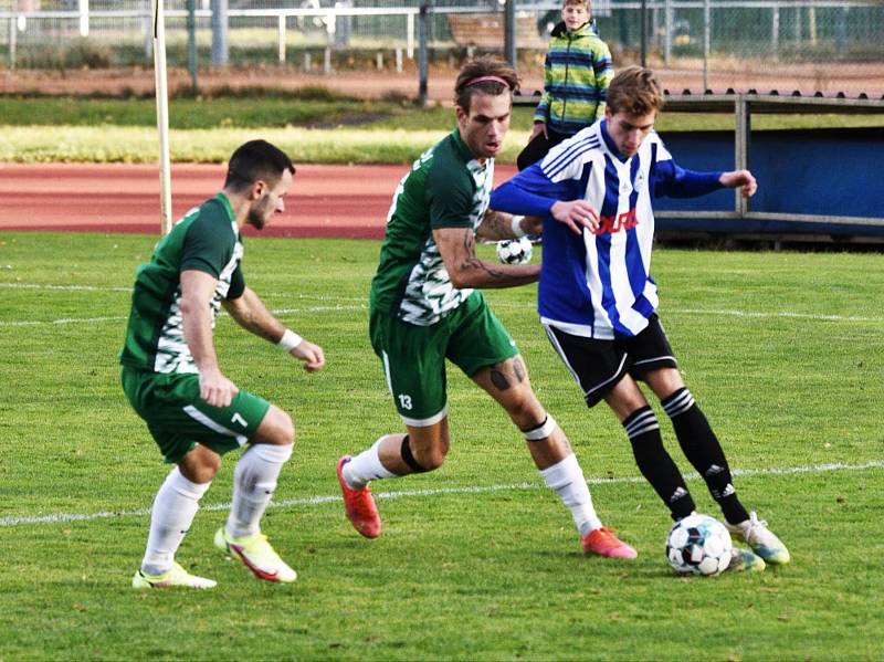 Českokrumlovští fotbalisté (v zelenobílém) potvrdili v Blatné roli favorita a poslední tým krajského přeboru deklasovali 7:0.