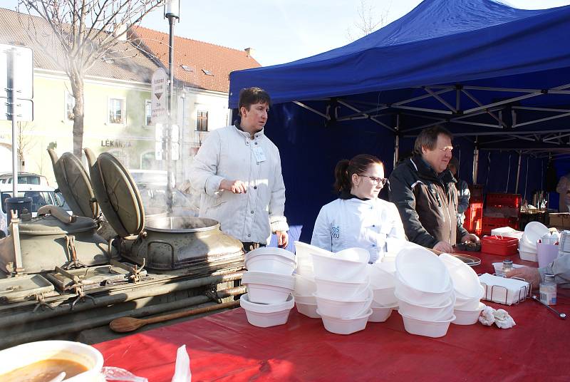 Masopustní muzika a vůně zabijačkových pochoutek se nesly kaplickým náměstím.