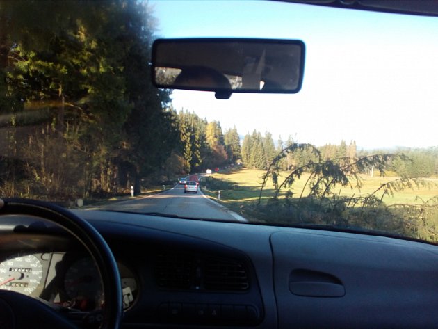 Silnice u Černé v Pošumaví před polednem, směr Milná, byla na dvě hodiny uzavřena.