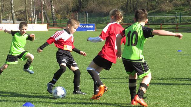 OP mladší přípravky – 11. kolo: FK Spartak Kaplice (červené dresy) – TJ Horní Dvořiště / FK Dolní Dvořiště 8:5 (3:3).