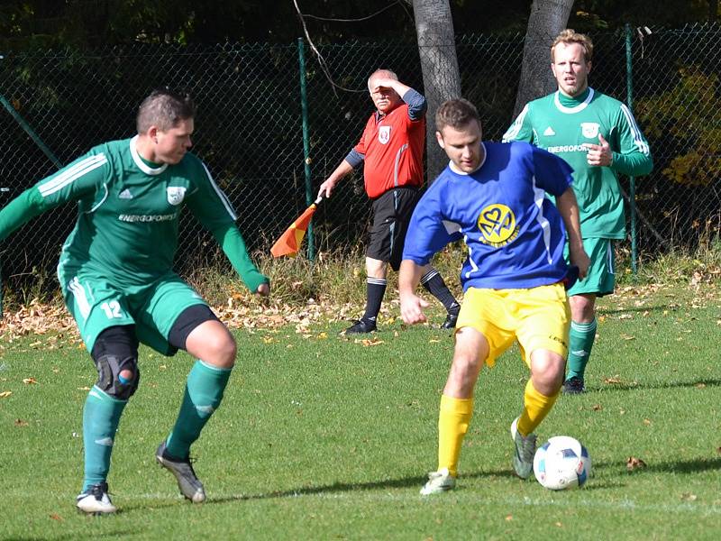 I.B třída (skupina A) - 10. kolo: SK Zlatá Koruna (modré dresy) - FK Nová Ves / Brloh 0:3 (0:1).