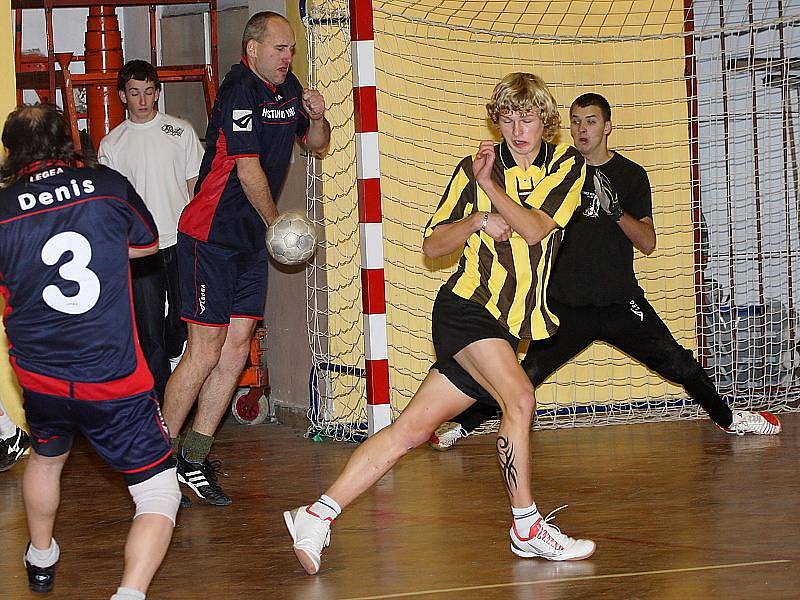 Jakub Wagner z vítězného týmu FC Žaludi (v popředí) ve snaze zblokovat střelu Denise Nabytého z celku Soptíků, v zákrytu gólman vítězného družstva Jakub Tretera a vlevo clonící domácí Bohumil Churan.