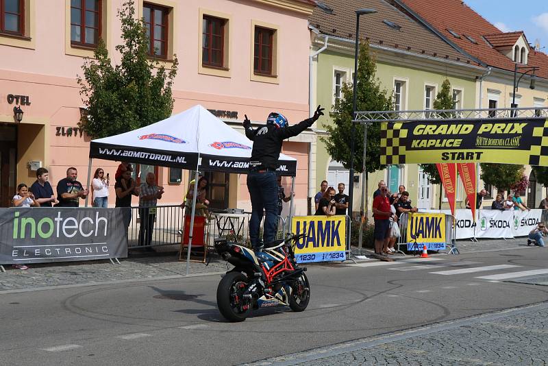 Grand Prix Kaplice otevřel motocyklový kaskadér Martin Krátký který předvedl své mistrovství v sedle Yamahy a MZ.