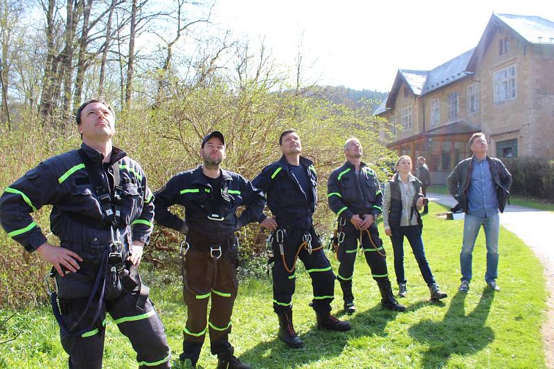 Lezecká skupina Územního odboru Český Krumlov HZS JčK spouštěla na laně z horní plošiny středověkého lešení na Jakobínce při taktickém cvičení dva raněné. Zásahu velel Marek Voldřich.