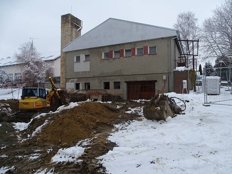 Hasičská zbrojnice v Rožmitále na Šumavě před a po rekonstrukci.