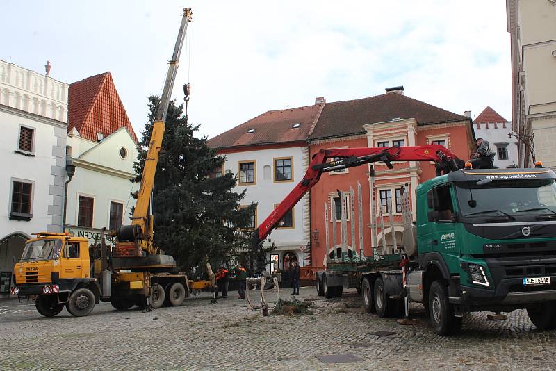 Pokus číslo jedna. Instalace vánočního stromu v pondělí na českokrumlovském náměstí.