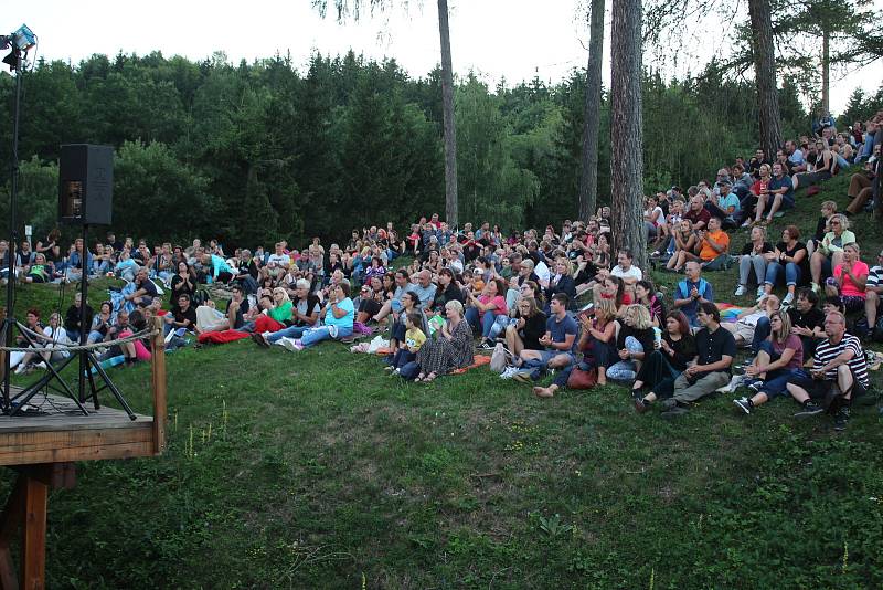 Pohodový večer plný poetických písniček připravili návštěvníkům koncertu na hradě Pořešín Karel Plíhal a Petr Fiala.