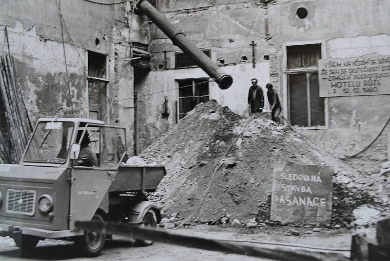 Počátky rekonstrukce bývalého městského divadla a budoucího hotelu Růže. Vypukla 12. 12: 1980.