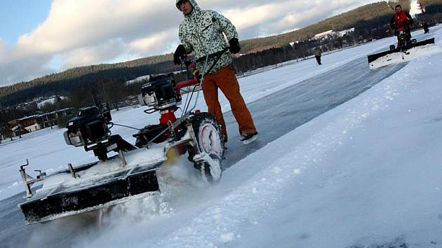 Vyjet s potřebnou technikou na zamrzlé Lipno v těchto dnech není možné.