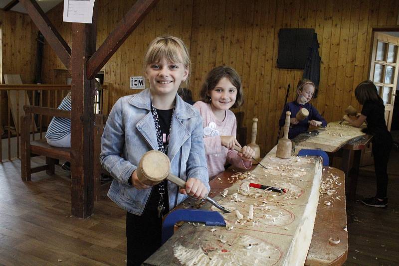 Projekt Sochy a děti v krumlovské Boudě vedl sochař Petr Fidrich.