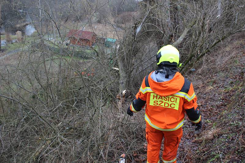 Drážní hasiči likvidují škody na Těchorazu ve Vyšším Brodě na trati z Rybníka do Lipna nad Vltavou.