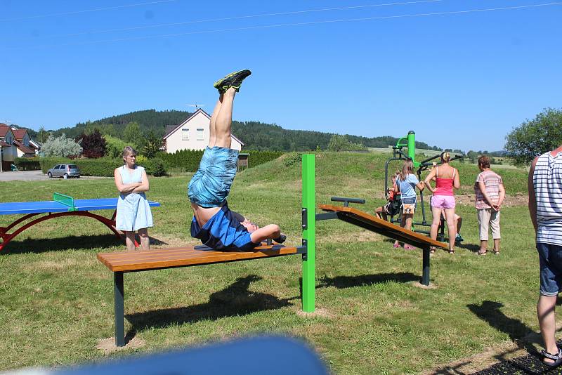 Obec v Dolním Třeboníně slavnostně otevřela nové workoutové hřiště.