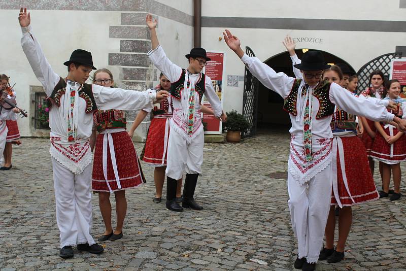 Významnou součástí Svatováclavských slavností je Mezinárodní folklórní festival.