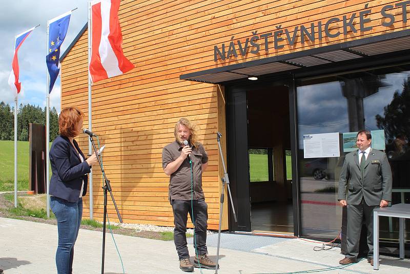 Vojenské lesy a statky ve čtvrtek slavnostně otevřely novou naučnou stezku a návštěvnické centrum Olšina.