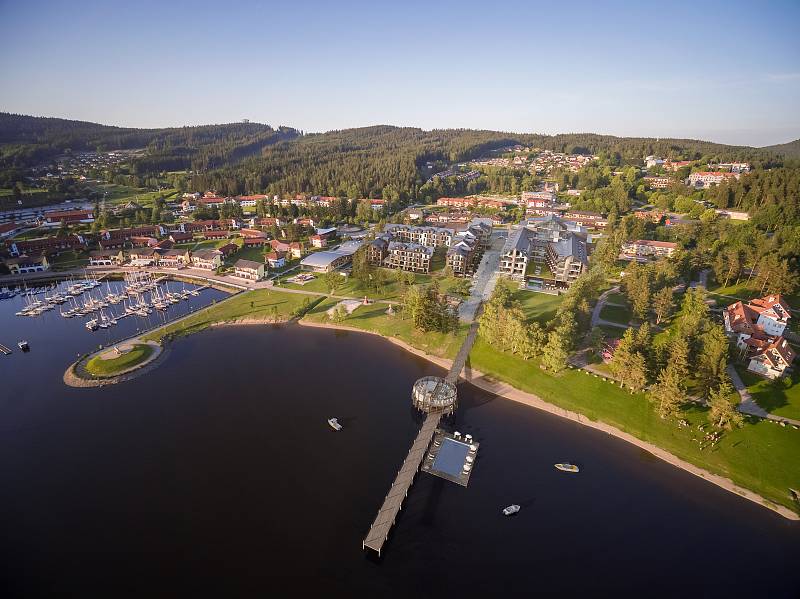 V Lipně nad Vltavou zahájil developer výstavbu ambiciózního a ve střední Evropě ojedinělého projektu MOLO Lipno Resort. Jde o investici přesahující 1,7 miliardy korun na pozemku o rozloze 24 tisíc metrů čtverečních.