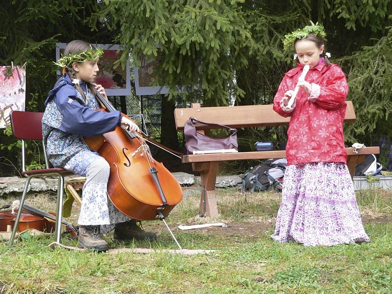 Sázení jabloně v genofondovém sadu. 