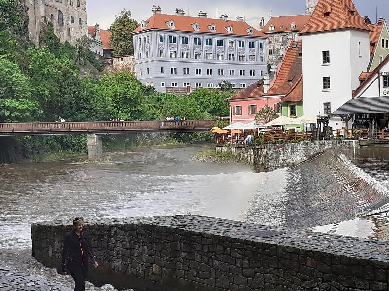 Vltavou se na svátek 5. července valilo 40 kubíků vody za vteřinu. Někteří vodáci se od nebezpečí spojeného se zvýšeným průtokem odradit nenechali.