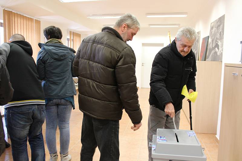 V Lipně nad Vltavou se hned od 14. hodiny valily zástupy lidí, značnou část tvořili návštěvníci skiareálu s voličskými průkazy.