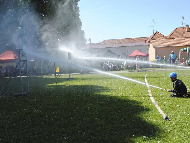 Mladí hasiči z celého okresu soutěžili v disciplíně požární útok.