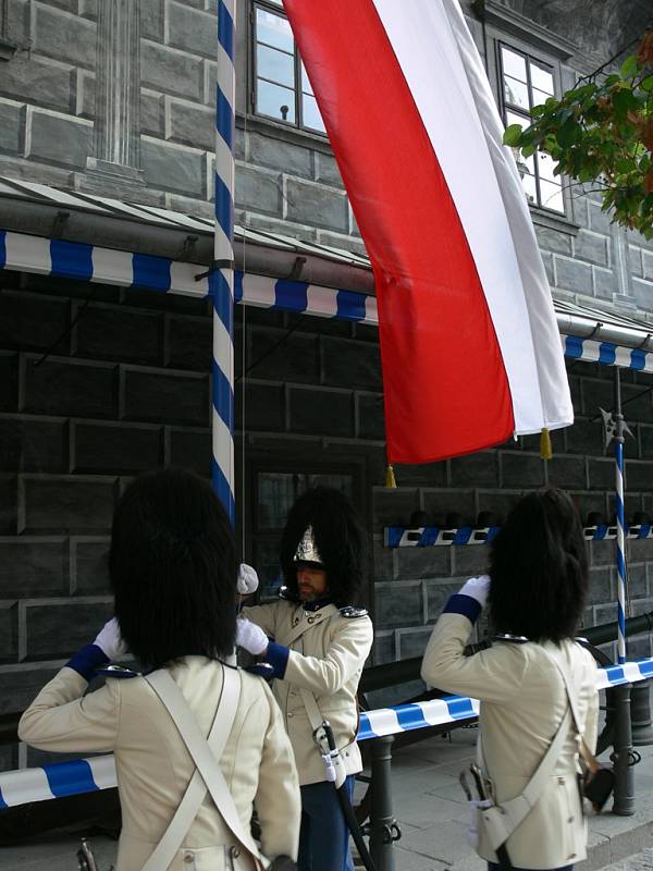 Schwarzenberská garda dnes na svátek sv. Václava přijala a vyvěsila nové prapory.