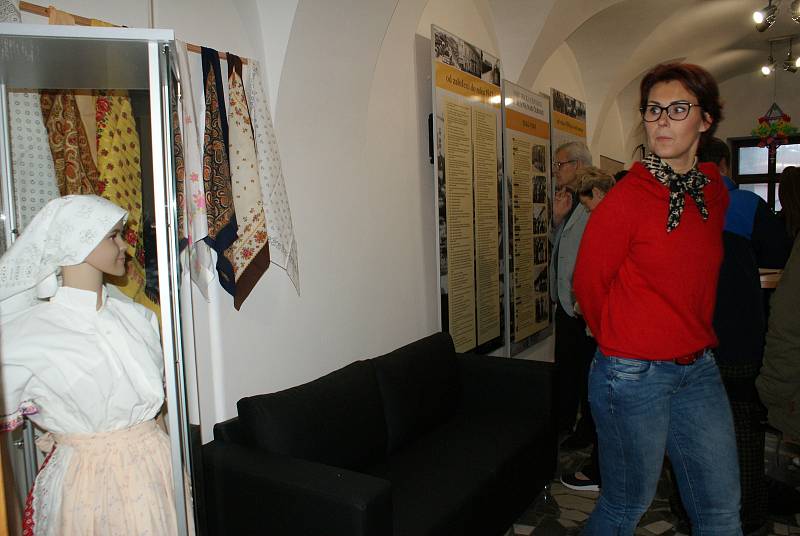 Novou historickou expozici v obecním úřadě zahájila starostka Benešova nad Černou Veronika Zemanová Korchová.