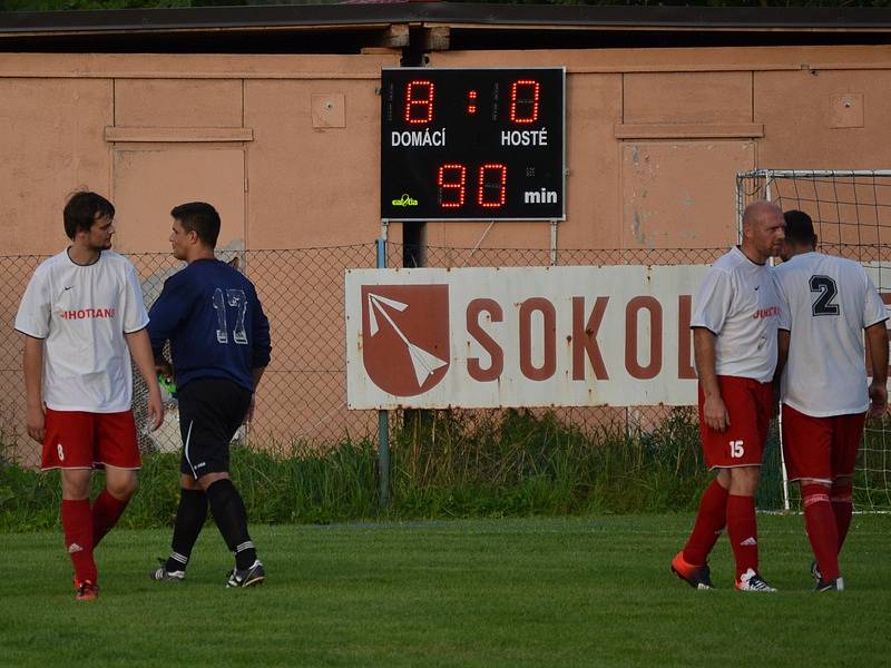 OP muži - 1. kolo: Sokol Křemže (bílé dresy) - Dynamo Světlík 8:0 (3:0).