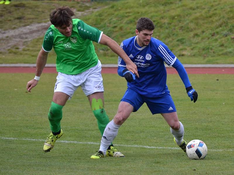 Divize (skupina A) - 15. kolo: FK Slavoj Český Krumlov (zelené dresy) - FK Hořovicko 3:1 (1:0).