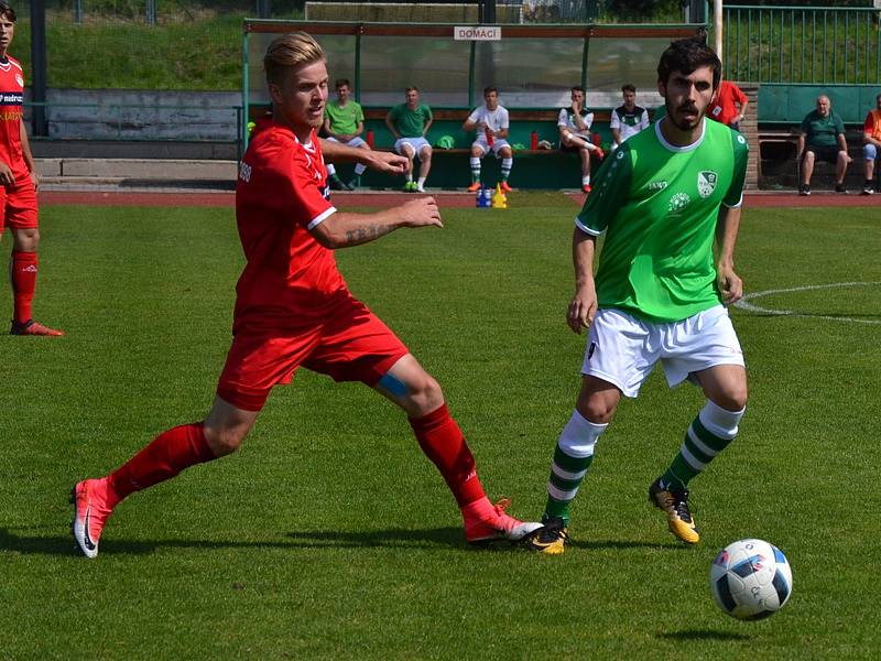 Fortuna Divize A - 25. kolo: FK Slavoj Český Krumlov (zelené dresy) - SK Klatovy 2:1 (1:0).