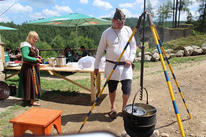 Na hradě Pořešíně se vařilo a hodovalo.