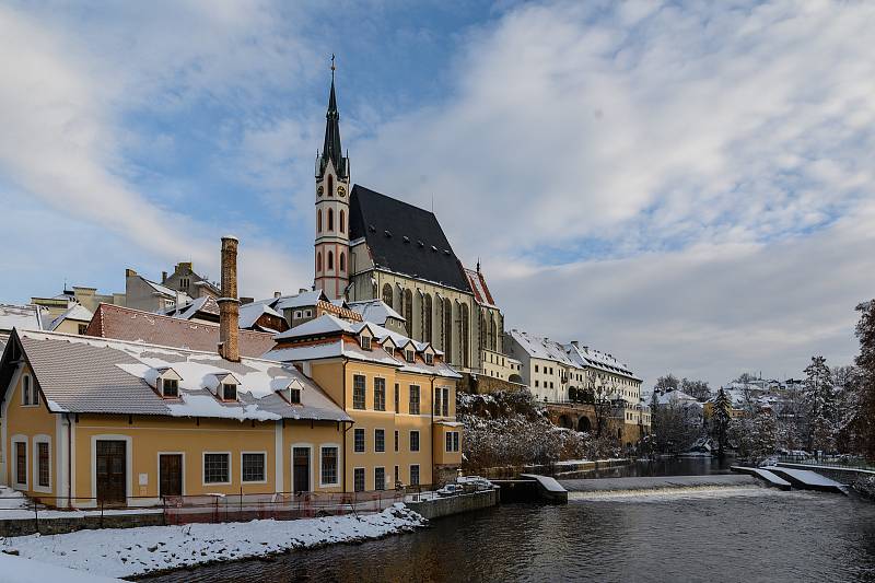 Zasněžený Český Krumlov v celé své kráse.