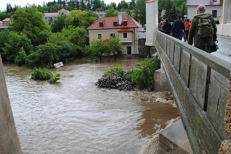 Povodně v Českém Krumlově v roce 2013. Ze břehů se vylila Polečnice, zahrozila i Vltava v centru. Pod vodou skončily hospodské zahrádky i auta.