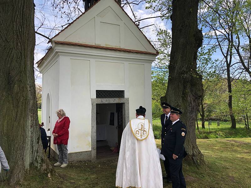 Slavnostní okamžik svěcení a zavěšování zvonku do kaple si nenechala ujít spousta lidí.