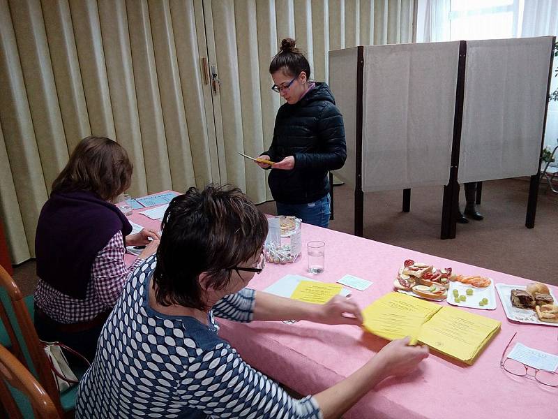 V Dolním Třeboníně do sobotního poledne odvolilo 65 procent zapsaných voličů.