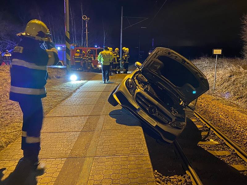 Ve Velešíně vjelo auto na peron a skončilo v kolejišti.