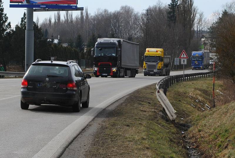 Doslova pár minut trvalo zalátání výtluku na E55 v Kaplici studenou balenou směsí. Větší opravy začnou, až se před létem rozjedou obalovny.