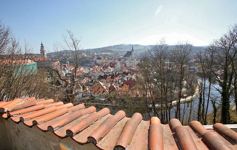 Celosvětová empidemie koronaviru vylidnila i centrum Českého Krumlova, které je běžně zaplaveno turisty.