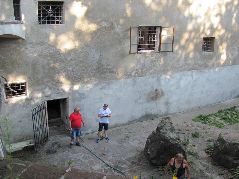 Dvouletá medvíďata se po příjezdu z olomoucké zoo zabydlují na krumlovském zámku.