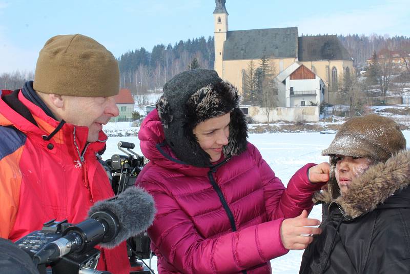 Ve středu na zamrzlém Lipně u Přední Výtoně filmaři v čele s režisérem Václavem Marhoulem pokračovali v natáčení filmu Nabarvené ptáče. Hlavní roli hraje desetiletý Krumlovák Petr Kotlár. U natáčení asistovali i frymburští dobrovolní hasiči a vodní záchra