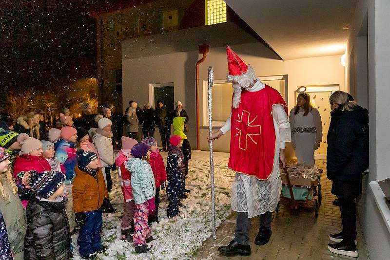 Mikulášská nadílka v Dolním Třeboníně na zahradě základní školy.