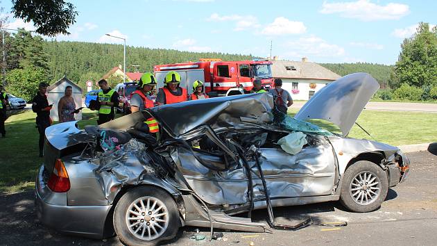 Pravděpodobně přehlédnutí výstražného světelného znamení bylo důvodem nehody osobního automobilu a osobního vlaku na železničním přejezdu v Holubově.