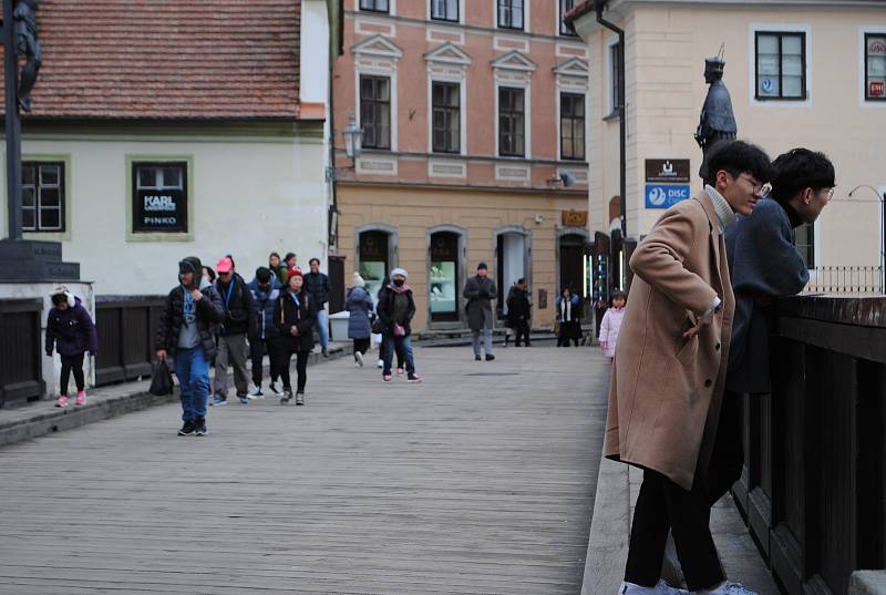 Od nového roku do Českého Krumlova jezdí, i když není sezóna, kolem čtyřiceti zájezdových autobusů denně.