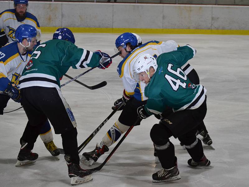 Čtvrtfinále KL mužů: HC Slavoj Český Krumlov (zelené dresy) – HC Vajgar Jindřichův Hradec 2:4 a 3:4.