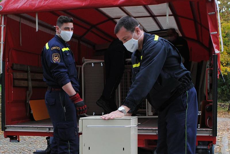 Hasiči do českokrumlovské nemocnice přivezli 27 lůžek pro pacienty se žloutenkou.