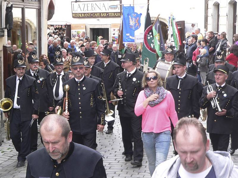 Průvod hornických a hutnických spolků měst  v Českém Krumlově.