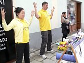 Zástupci Falun Gongu s peticí na Latránu v Českém Krumlově.