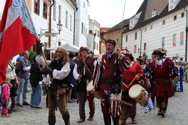 Skvostnou podívanou poskytl hlavní sobotní průvod Slavností pětilisté růže v Českém Krumlově.