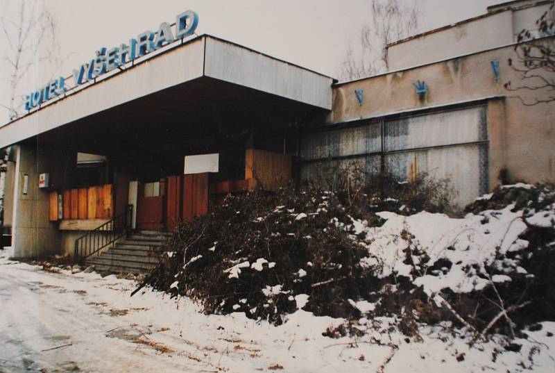 Český Krumlov v roce 1998. Zprivatizovaný hotel Vyšehrad je uzavřen a chátrá.