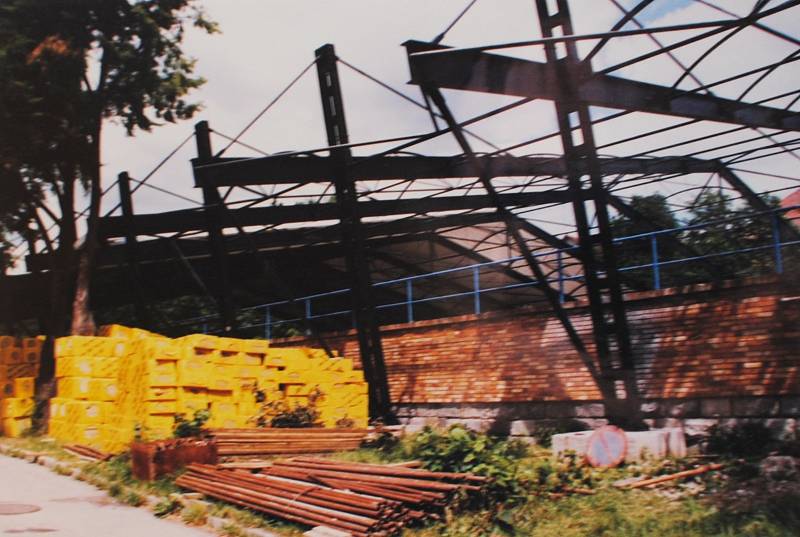 Český Krumlov v roce 1999. Zastřešování zimního stadionu.