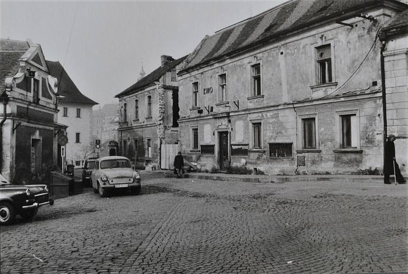 Český Krumlov v roce 1988. Přestavba objektu Městského domu kultury.